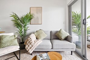 TV - Stylish Retreat + Balcony + Parking & City Access (Naremburn)