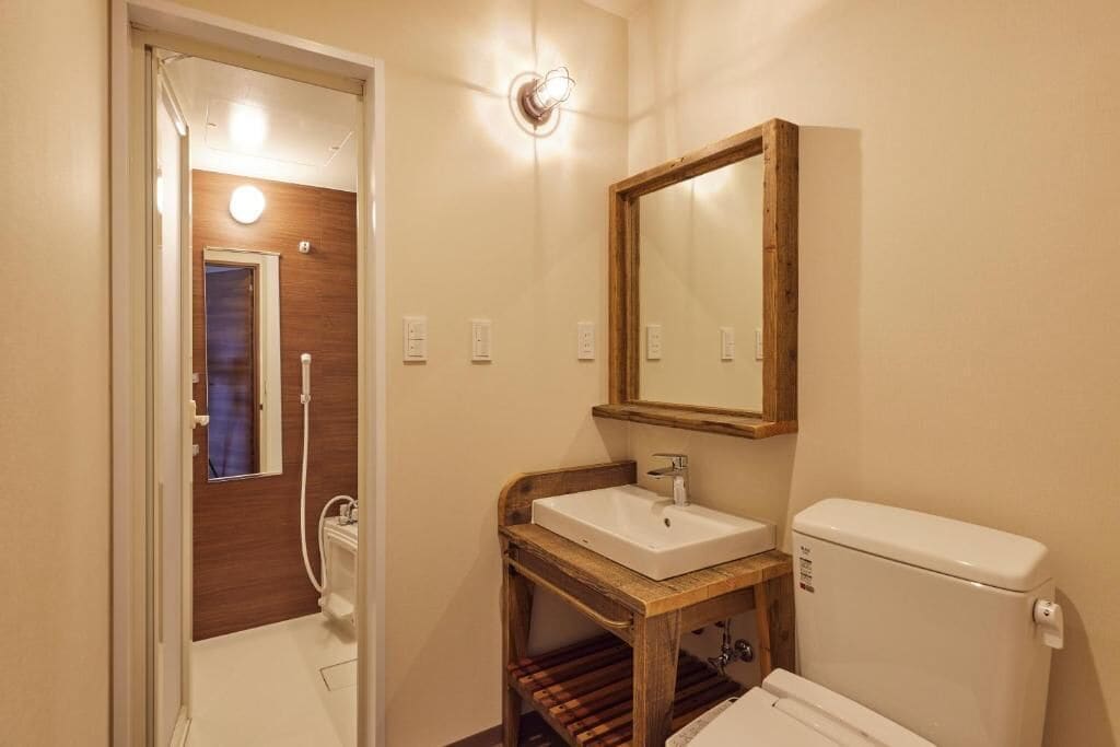 Combined shower/bathtub, hair dryer, slippers, towels