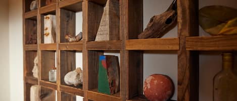 Una estantería de madera con varios artefactos.