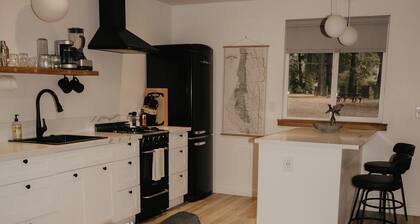 Parkway Grove Cabins 1 Bedroom with Private Hot Tub and Spa Shower