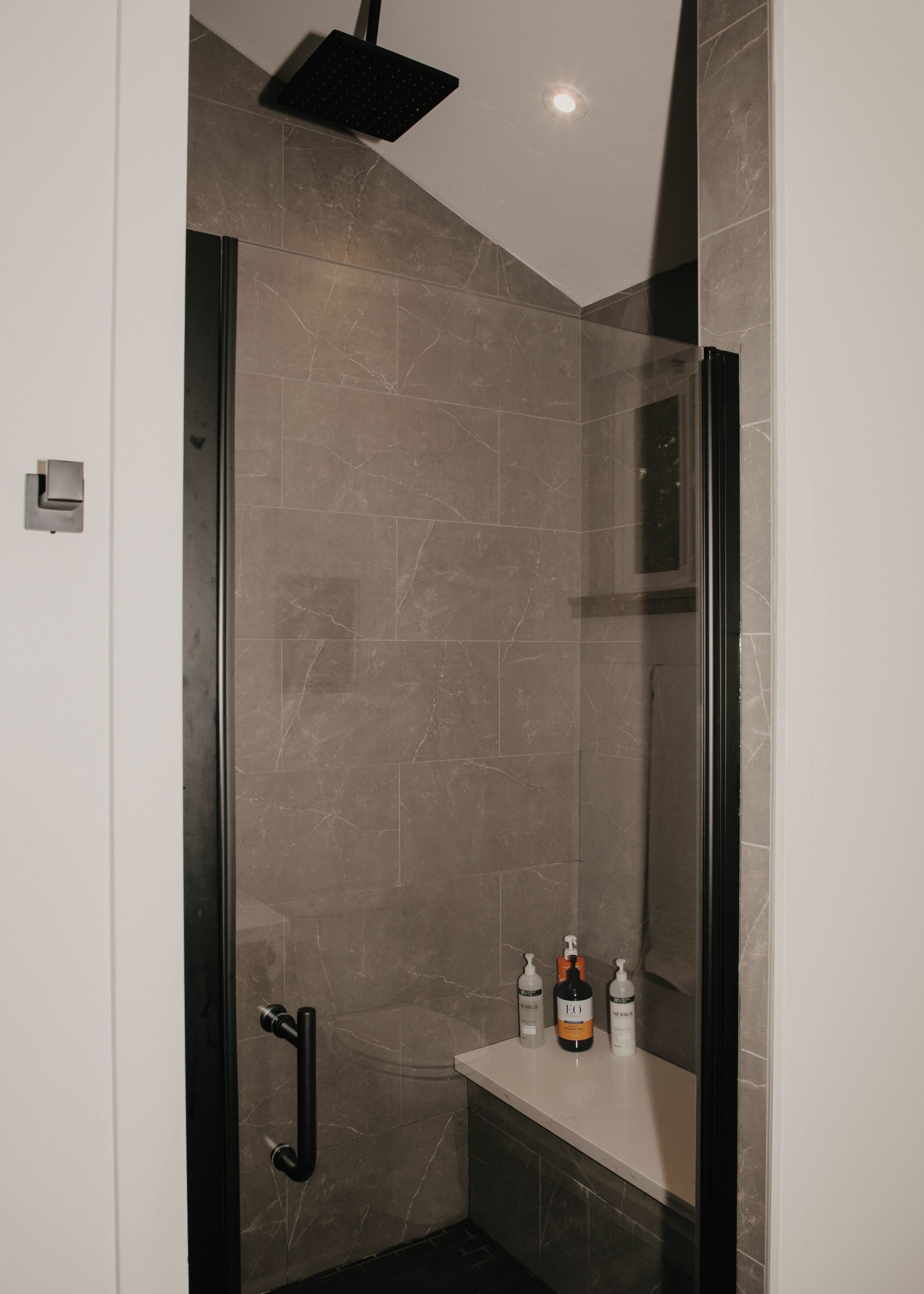 Douche, sèche-cheveux, serviettes fournies, savon