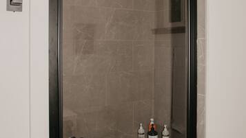 Douche, sèche-cheveux, serviettes fournies, savon