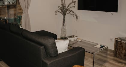 Parkway Grove Cabins 1 Bedroom with Private Hot Tub and Spa Shower