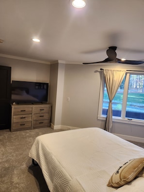 3 bedrooms, iron/ironing board, free WiFi, bed sheets - Luxury Lake Norman Home (Mooresville)