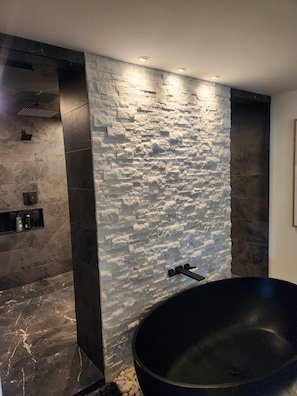 Een douche, een haardroger, handdoeken, zeep