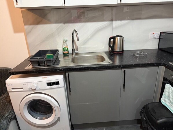 Private kitchen - Room-studio Single Room Apartment (Bournemouth)