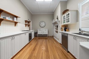 Réfrigérateur, micro-ondes, plaque de cuisson, grille-pain