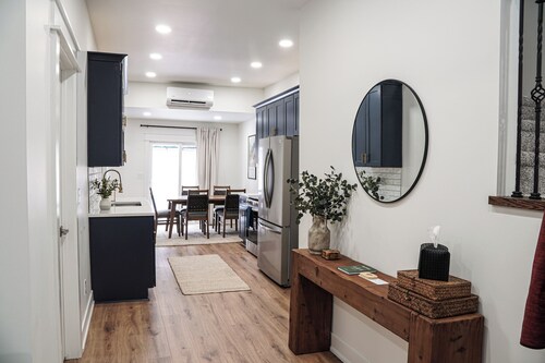 The Pines –Your Luxury Wallace Adventure Base near Trails, Ski Resorts & History
