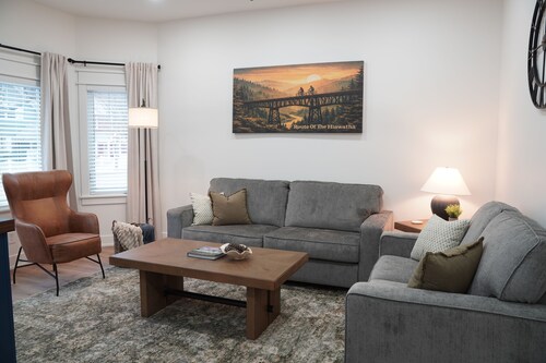 The Pines –Your Luxury Wallace Adventure Base near Trails, Ski Resorts & History