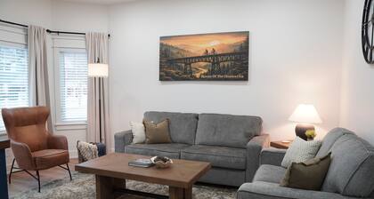 The Pines –Your Luxury Wallace Adventure Base near Trails, Ski Resorts & History