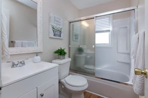 Hair dryer, towels, soap, toilet paper - Long-Term Friendly 1BR (Charlotte)