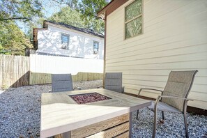 Outdoor dining - Comfort Near The Airport (East Point)