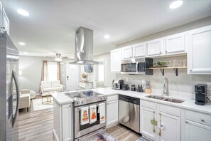Private kitchen - Comfort Near The Airport (East Point)