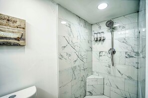 Shower, hair dryer, towels, soap - Comfort Near The Airport (East Point)