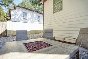 Outdoor dining - Comfort Near The Airport (East Point)
