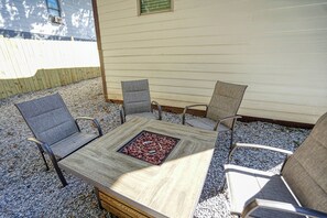 Outdoor dining - Comfort Near The Airport (East Point)