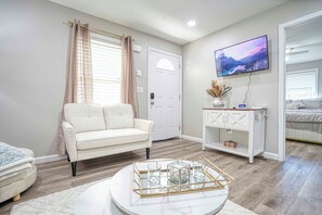 Smart TV - Comfort Near The Airport (East Point)