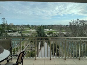 Outdoor dining - 2 Br/2Ba Gulf Front Condo w/ private beach access, on Long Boat Key, Florida (Longboat Key)