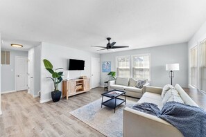 Smart TV, books, computer monitors - NEW Listing- Pool, Hot Tub, short walk to BEACH! (Nags Head)