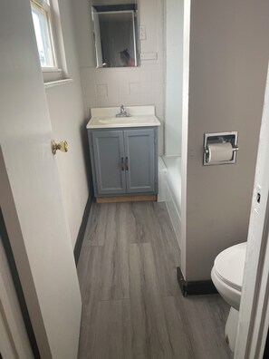 Secadora de cabello, toallas, papel de baño 