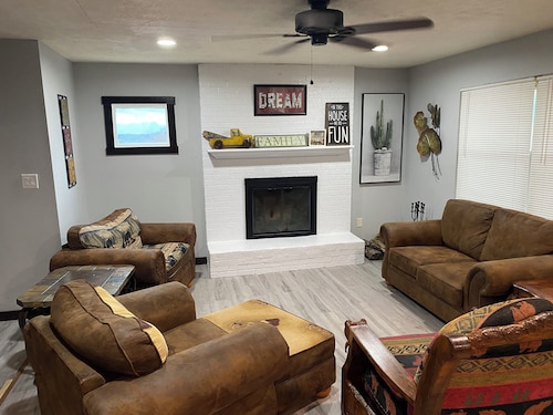 Cozy 3-bedroom house in delightful LaFollette with AC