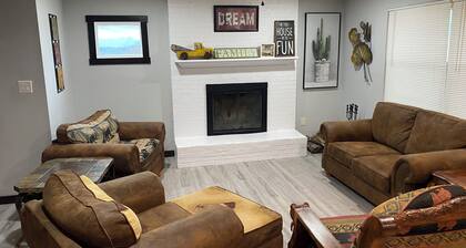 Cozy 3-bedroom house in delightful LaFollette with AC