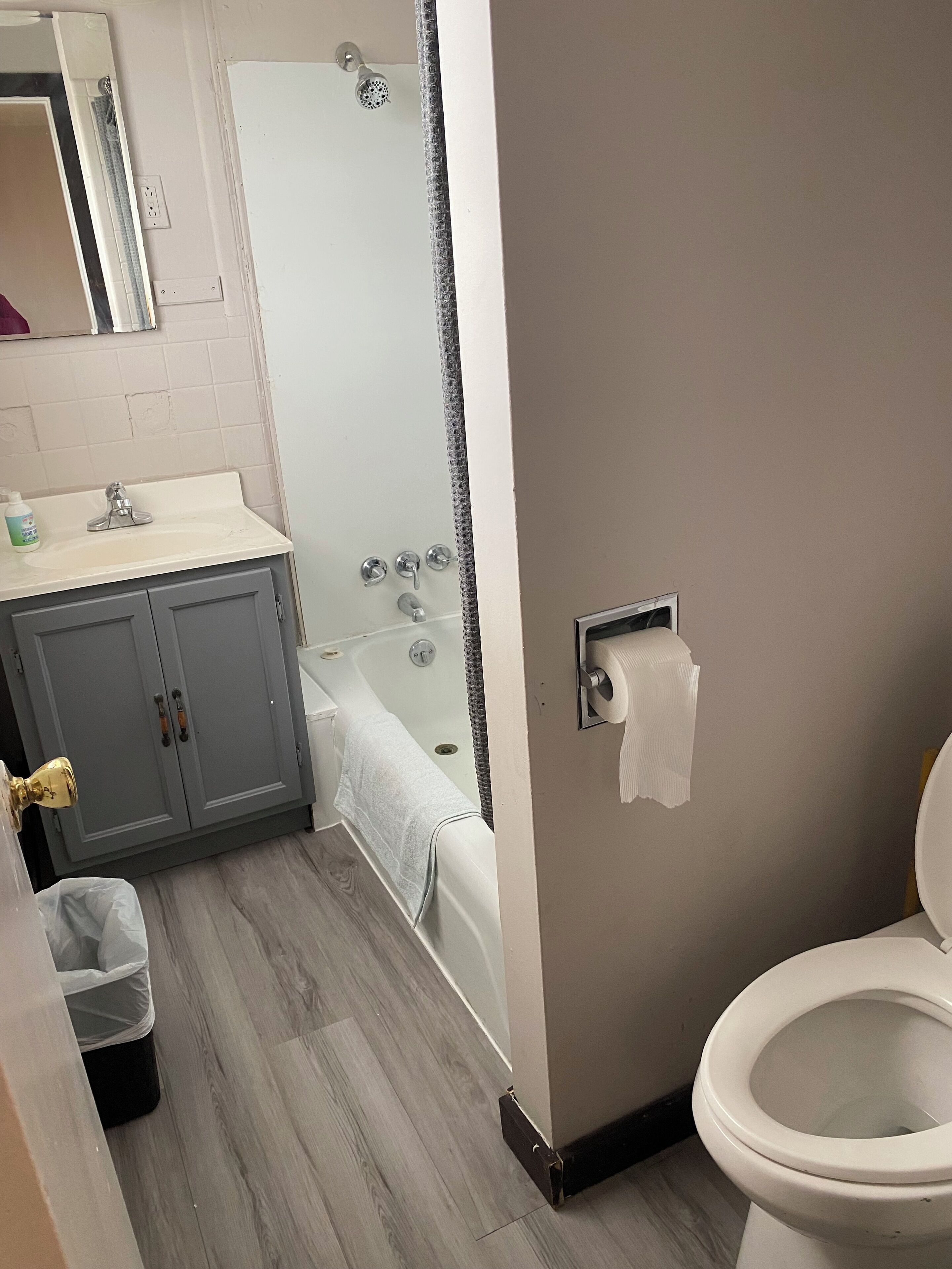 Un baño con bañera, inodoro y lavamanos.