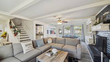 Una televisión, una chimenea