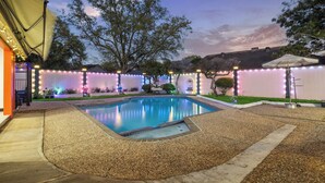 Pool - Spacious 4-bedroom house in beautiful Houston with AC (Houston)