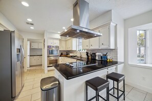 Microwave, oven, stovetop, dishwasher - Spacious 4-bedroom house in beautiful Houston with AC (Houston)