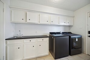 Interior - Spacious 4-bedroom house in beautiful Houston with AC (Houston)