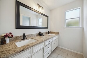 Chuveiro, secador de cabelo, toalhas de banho, sabonete