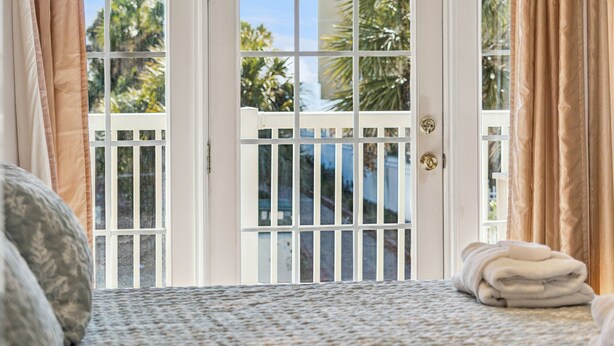 Room - Pavilion Watch 1A - Walk Everywhere! 1 block to town & right across from beach (Folly Beach)