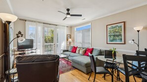 Living area - Pavilion Watch 1A - Walk Everywhere! 1 block to town & right across from beach (Folly Beach)