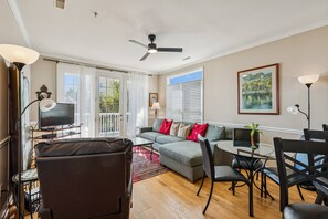 TV - Pavilion Watch 1A - Walk Everywhere! 1 block to town & right across from beach (Folly Beach)