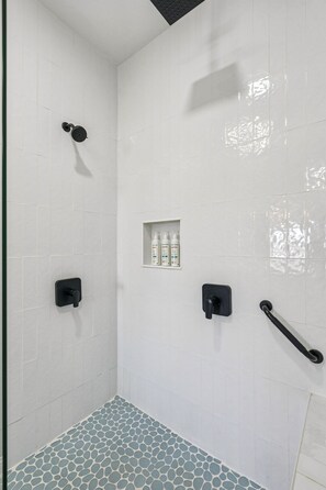 Dusche, Haartrockner, Handtücher