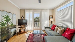 Living area - Pavilion Watch 1A - Walk Everywhere! 1 block to town & right across from beach (Folly Beach)