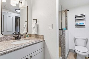 Shower, jetted bath, hair dryer, towels - Zermatt Villa 3014 - 2 Bedroom 2 Bath Full Kitchen with Resort Amenities (Midway)