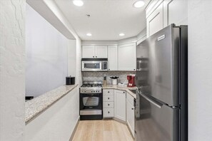 Fridge, microwave, oven, stovetop - Zermatt Villa 3014 - 2 Bedroom 2 Bath Full Kitchen with Resort Amenities (Midway)