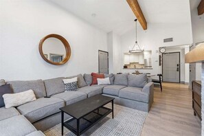 Smart TV, fireplace - Zermatt Villa 3014 - 2 Bedroom 2 Bath Full Kitchen with Resort Amenities (Midway)