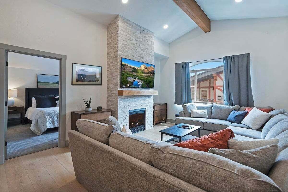 Smart TV, fireplace