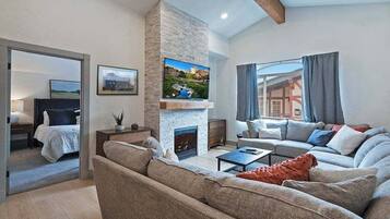 Smart TV, fireplace