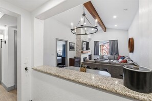 Interior - Zermatt Villa 1 Bedroom 1 Bath Full Kitchen with Resort Amenities - 3014-1 (Midway)