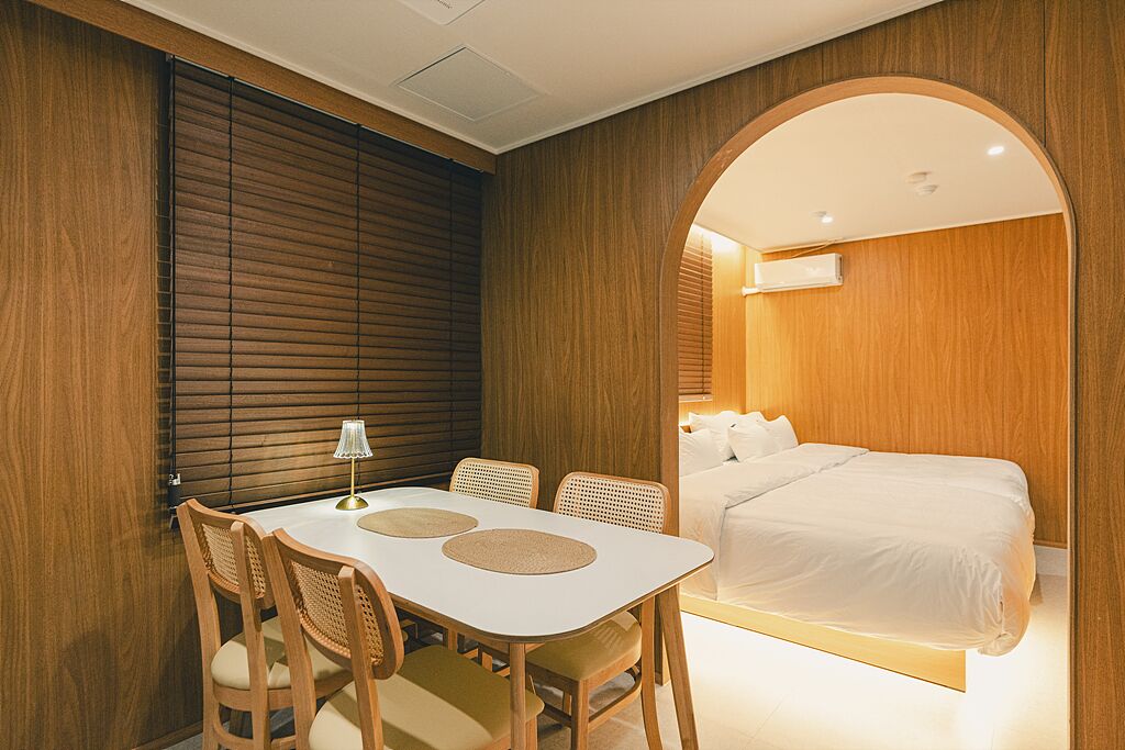 Premium Room, Non Smoking | Dining