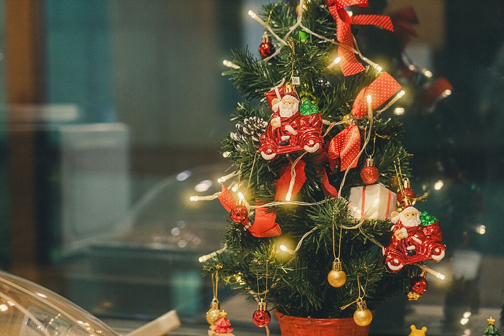 Ein mit Schmuck und Lichtern geschmückter Weihnachtsbaum.