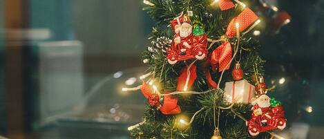 Ein mit Schmuck und Lichtern geschmückter Weihnachtsbaum.