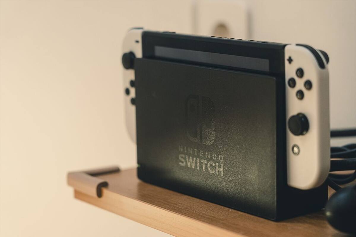 Een Nintendo Switch console op een houten voet.