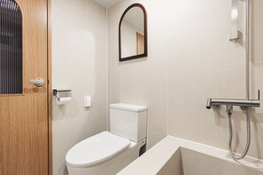 Premium Room, Non Smoking | Bathroom | Combined shower/tub, hair dryer, towels, shampoo - Esanghan Hotel Bupyeong (Incheon)