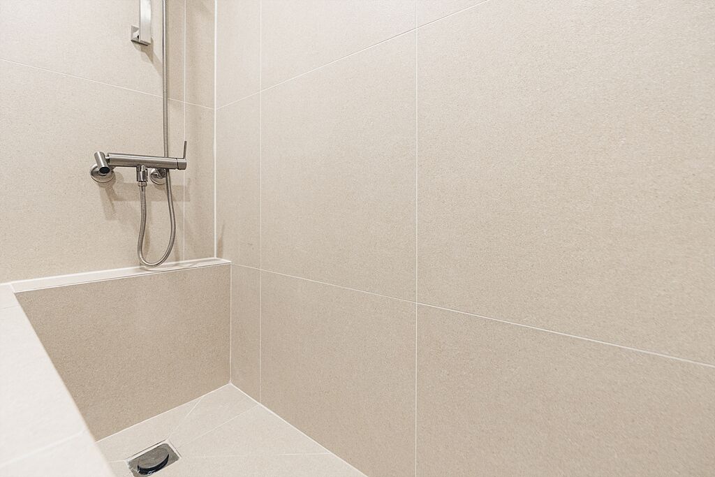 Une salle de bain avec une douche, des toilettes et un lavabo.