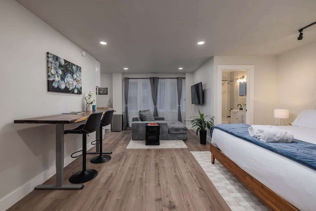 Escritorio, tabla de planchar con plancha, wifi y ropa de cama 